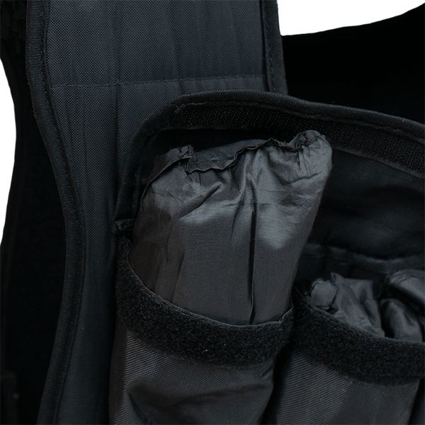 Gros plan sur une poche ouverte du gilet lesté noir de 20 kg de Matchu Sports, avec un sachet de poids amovible visible.