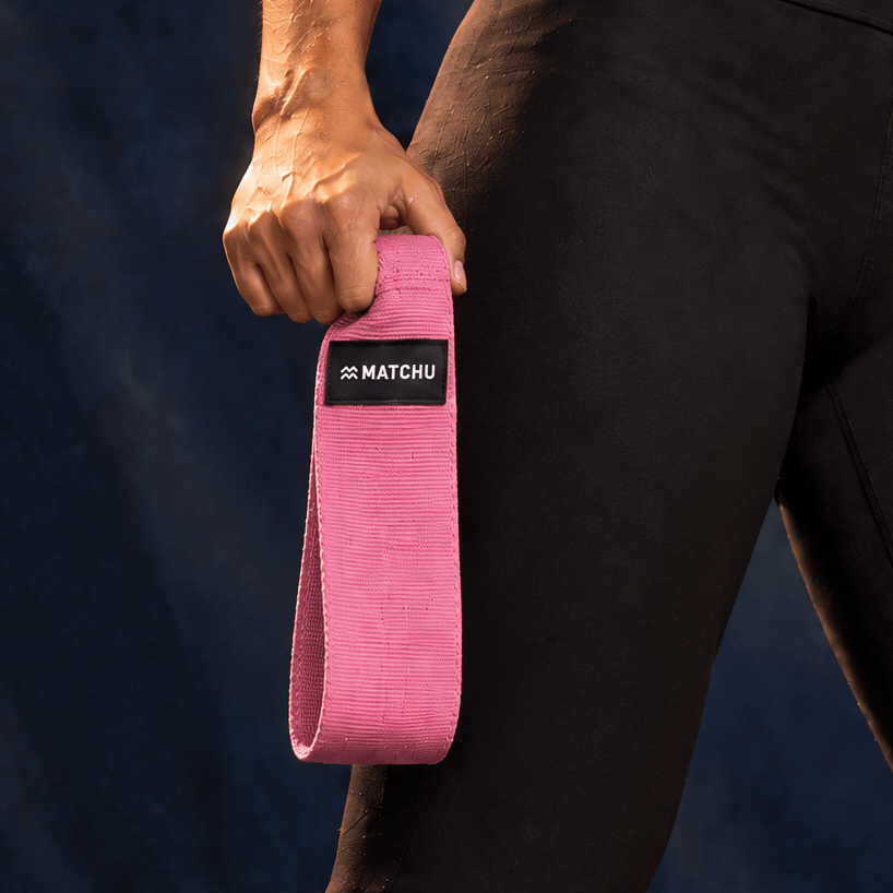 Booty bands en tissu pendant un entraînement des fessiers